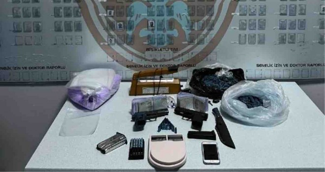 Karşıyaka'da kadına şiddet ihbarından uyuşturucu ve silah ele geçirildi