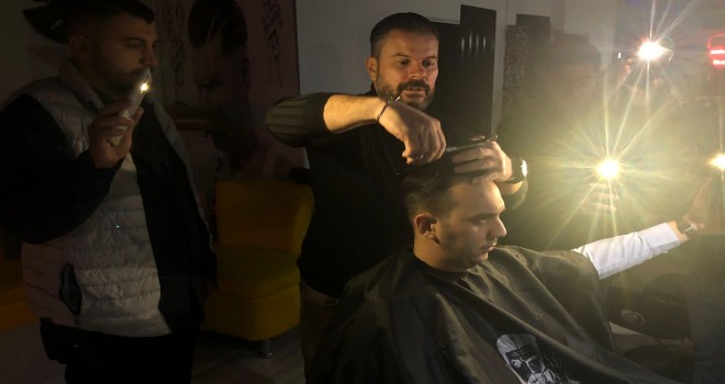 Cep telefonu ışığıyla tıraş...