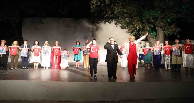 Narlıdere'nin güçlü kadınları Burhaniye'de sahneye çıktı