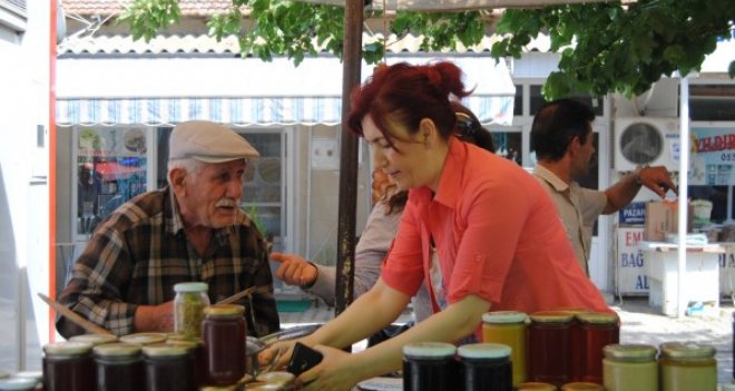 Ak Parti 2. bölge adayı Müjde Çelik Foça’yı ziyaret etti