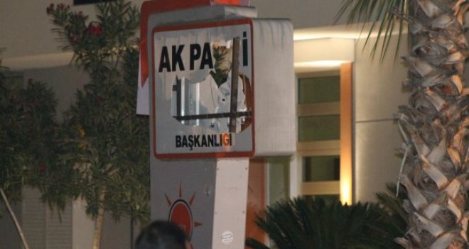 Ak Parti Karşıyaka İlçe Başkanlığı'na bombayı koyan çarşaflı kadın aranıyor
