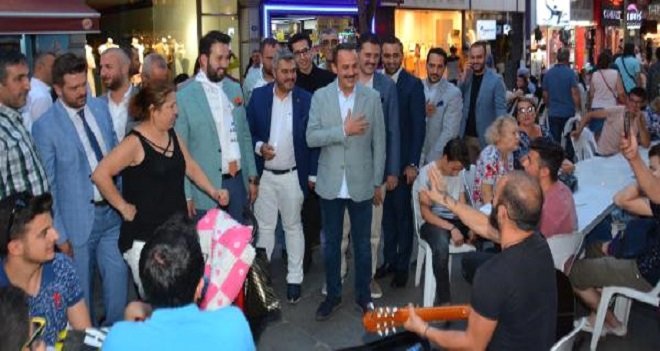 Ak Parti Karşıyaka'da gönül sofrası kurdu, iftar verdi...