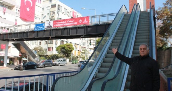 Ak Partili Doğan: Üst geçit var, neden merdiven yürümüyor?