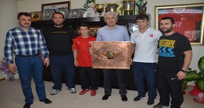 AKHİSAR'IN AVRUPA'DA SES GETİREN GÜREŞCİLERİ...