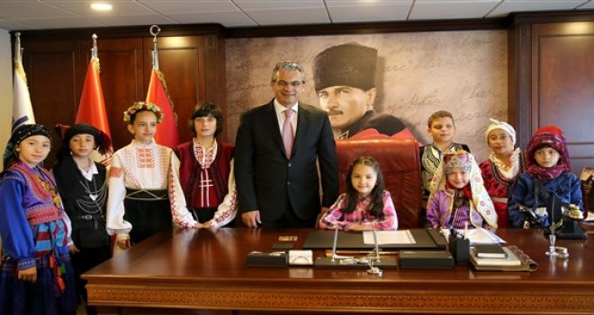 Akpınar, makamını "Dünya Çocukları" ile paylaştı