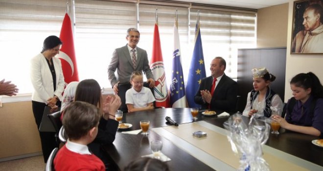 Akpınar makamını ''Dünya Çocukları''yla paylaştı