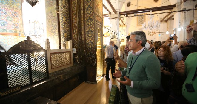 Akpınar, Ramazan'ı Mevlana'nın huzurunda karşıladı