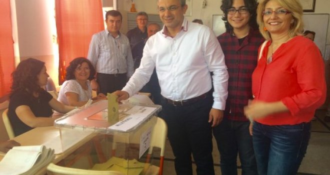 Akpınarlar Şemikler İlkokulu'nda oylarını kullandı