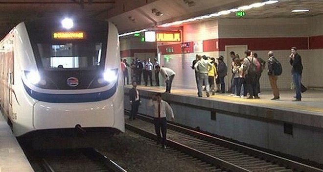 Alaybey İstasyonunda trenin önüne atladı...