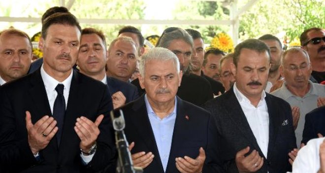 Alpay Özalan'ın babası vefat etti