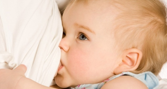 ANNELER BEBEKLERİNİ SEVEREK EMZİRMELİ