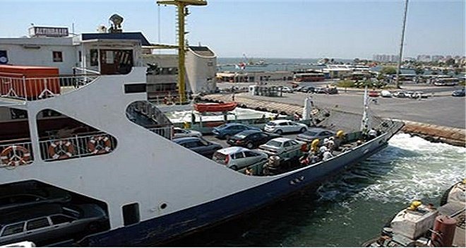 Arabalı vapur iskeleye çarptı!..