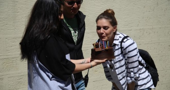 Aslı Enver'e sette doğum günü sürprizi