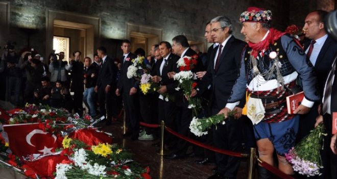 Ata'nın çiçekleri, Zübeyde Ana'nın mezarından geldi