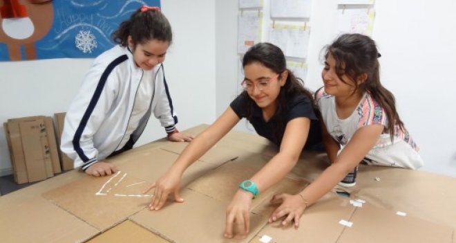 Atık kartonlardan kitaplık ürettiler