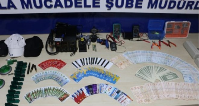 KARŞIYAKA'DAKİ BANKA ATM'SİNE KART KOPYALAMA SİSTEMİ YERLEŞTİRENLER YAKALANDI