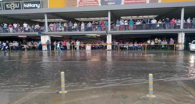 AVM'ye yıldırım düştü, 2 kişi yaralandı...