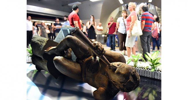 Aynı kişi o heykele bir kez daha saldırdı