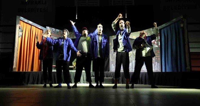 ''Durumu olmayan Abidin'' ayakta alkışlandı