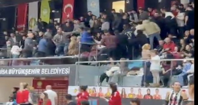 Manisalı taraftarlar ve yöneticiler Karşıyaka menajerine ve yöneticilerine saldırdı