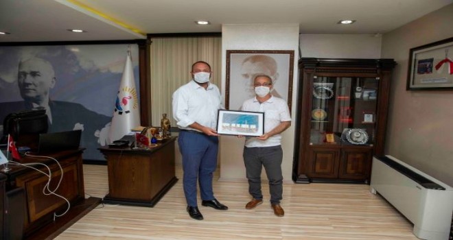 Karikatürist Ömer Çam’dan, Başkan Gümrükçü’ye anlamlı jest