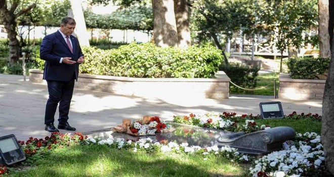 Başkan Tugay'ın ilk ziyareti Zübeyde Hanım'a