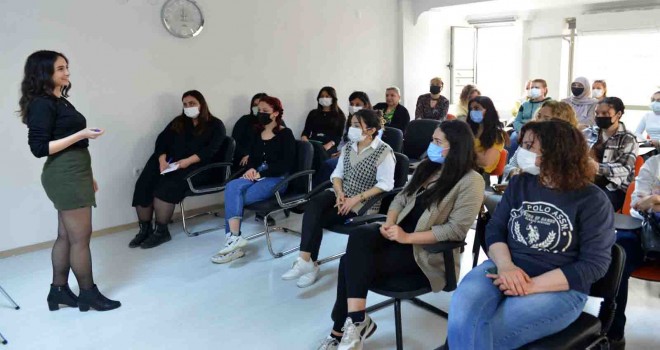 Çiğlili kadınlardan ''Bedenimizi Tanıyalım'' seminerine büyük ilgi