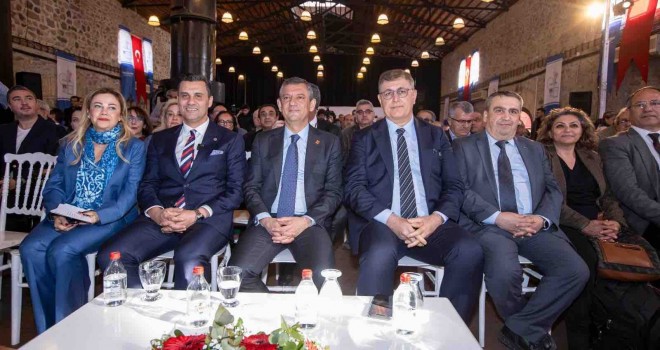 Özgür Özel gazetecilerle buluştu