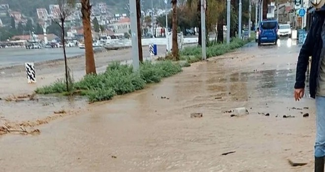 İzmir'in kuzey ilçelerini yine sağanak vurdu