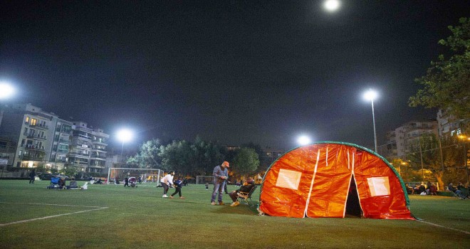 Başkan Tugay: Karşıyaka'da yıkılan bina, ölü ve ağır yaralı vatandaşımız yok