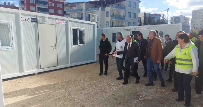 Başkan Soyer Adıyaman'a kurulan konteyner kenti ziyaret etti