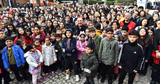 Soyer ''Mahallede Dayanışma Var'' projesinin gönüllüleri ve minikleriyle buluştu