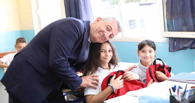Güzelbahçe Belediyesi’nden öğrencilere çanta ve kırtasiye desteği