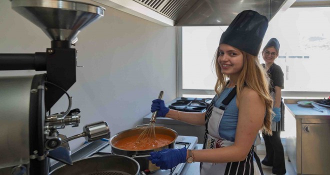 Dersler değil tencereler kaynadı