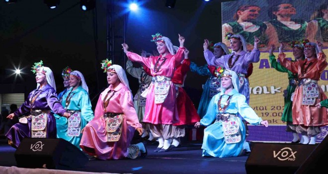 Anadolu Kadınları Konak’ta Halk Oyunları Festivali İzmir’e renk kattı
