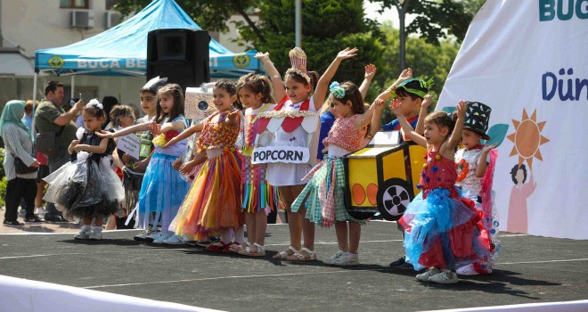 Bucalı miniklerden geri dönüşüm defilesi