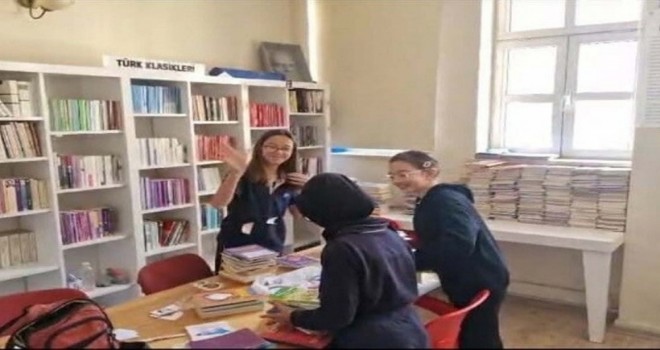 Eren Şahin Eronat Ortaokulu öğrencilerinden Hatay'a kitap bağışı