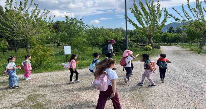 Çocuklar, ormanda keşif ve masal yolculuğunda buluşuyor