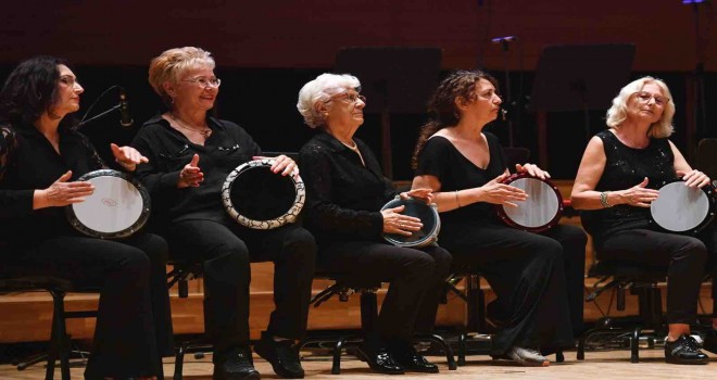 Sağlıklı Yaş Alma Alzheimer-Demans Merkezi üyeleri sahnede büyüledi