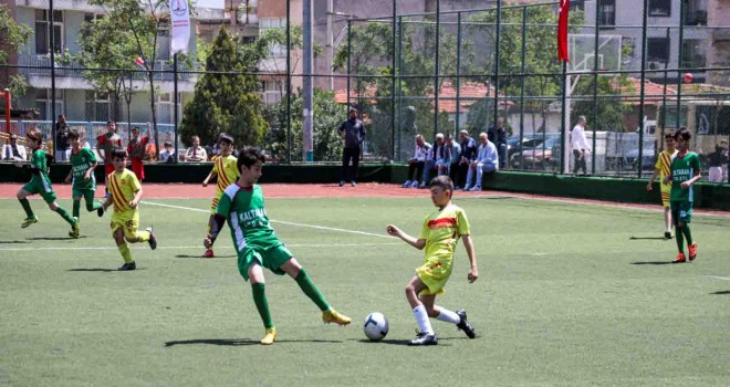 Yarının futbolcuları Karşıyaka'da mücadele etti