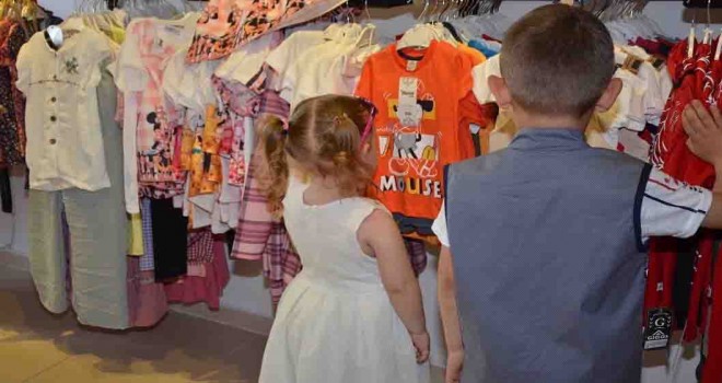 Menderes Belediyesi yüzlerce çocuğa bayram mutluluğu yaşattı