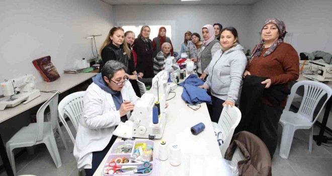 Bayraklılı kadınlar depremzedelere kışlık kıyafet dikiyor