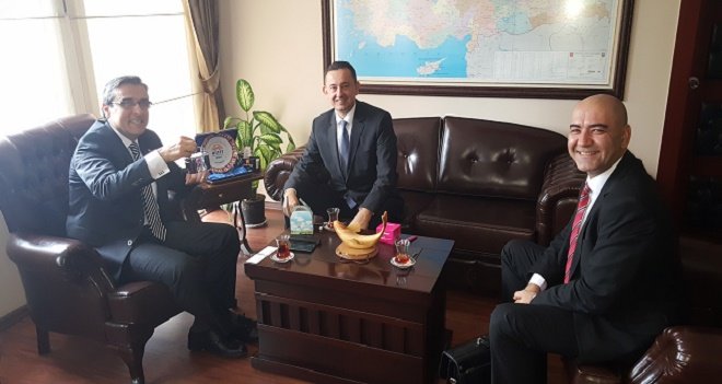 Banka Müdürü Kaymakam Yücel’e kumbara hediye etti