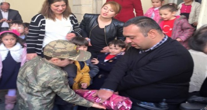 Baran 18 Mart'ta çocukları sevindirdi