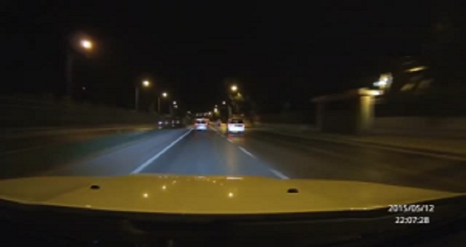 Bariyerlere çarpan özel aracı başka aracın kamerası tesbit etti...