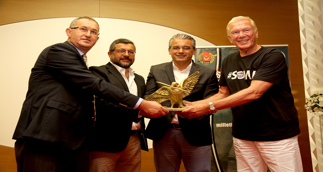 Basın Özgürlüğü Ödülü Soner Yalçın'ın...