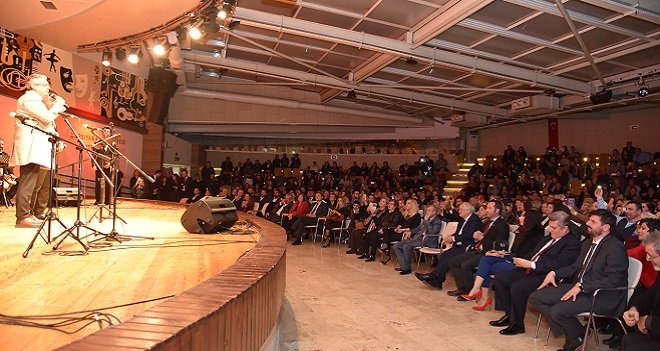 Başkan Akpınar Bin Gülüş için türkü söyledi