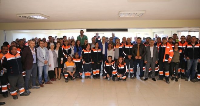 Başkan Akpınar işçilerle kucaklaştı