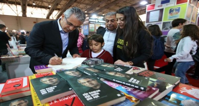 Başkan Akpınar kitabını imzaladı...