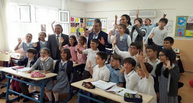 Başkan Akpınar, minik öğrencilerin dersine girdi...